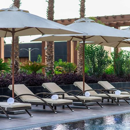 Movenpick Hotel And Residences Riyadh Eksteriør bilde Pool at the hotel