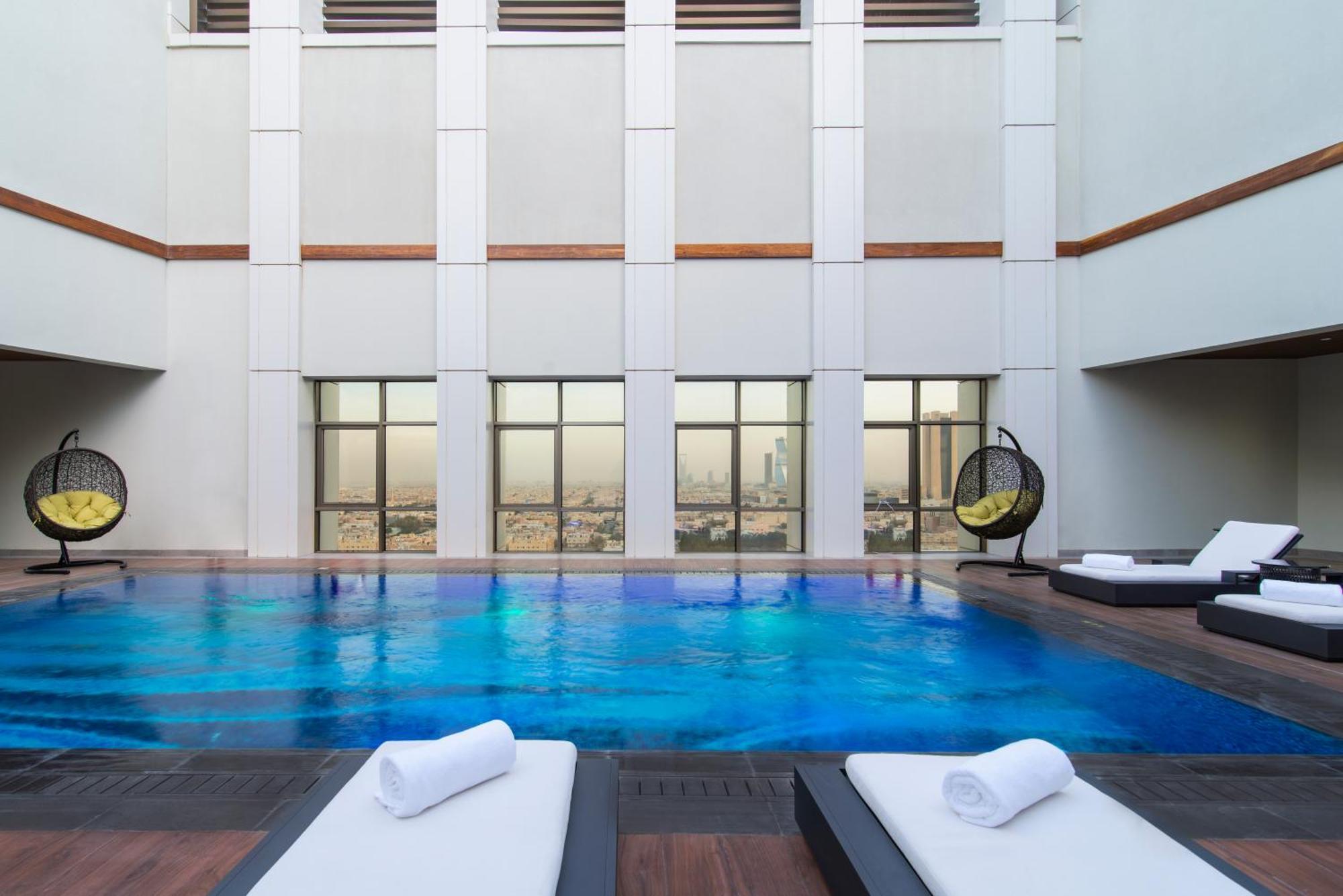 Movenpick Hotel And Residences Riyadh Eksteriør bilde The swimming pool at the hotel