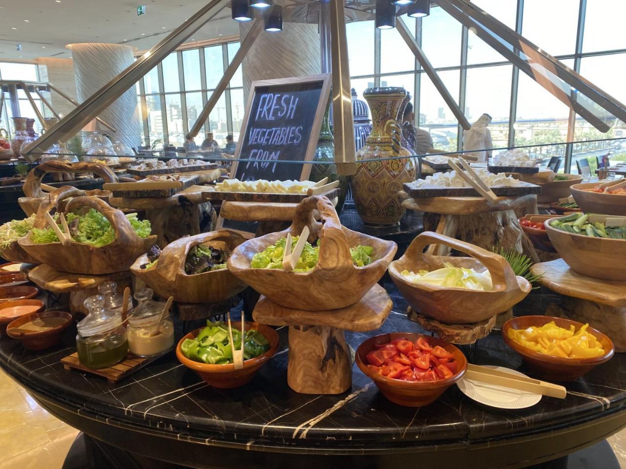 Movenpick Hotel And Residences Riyadh Eksteriør bilde A salad bar at a hotel