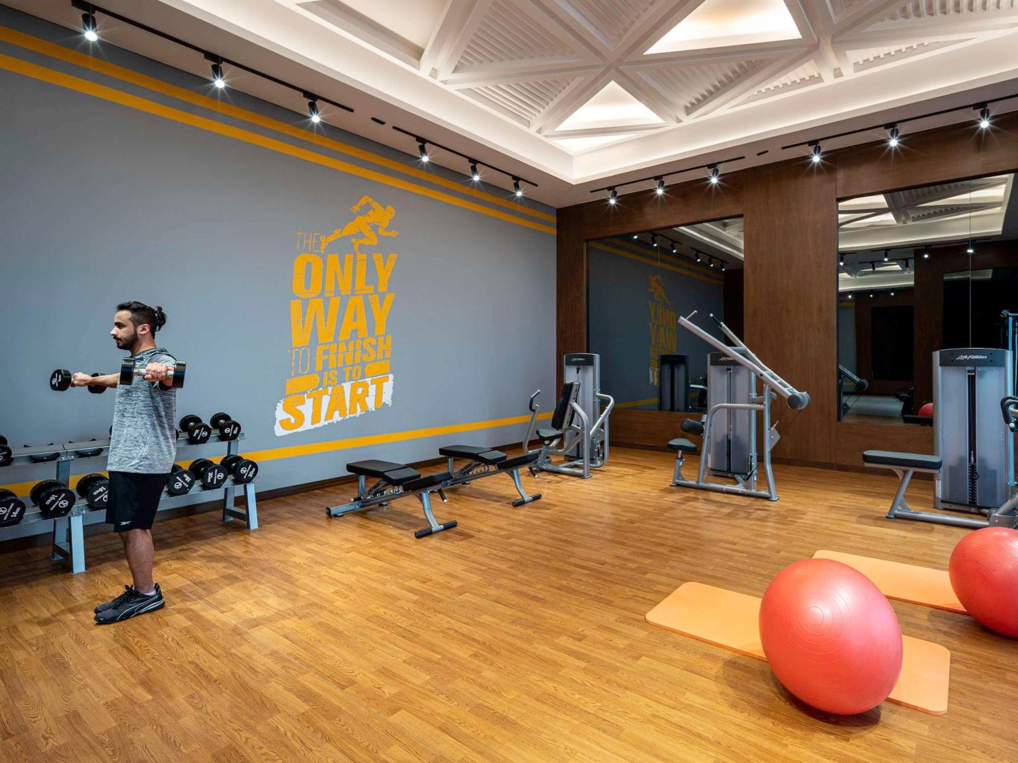 Movenpick Hotel And Residences Riyadh Eksteriør bilde The gym at the hotel