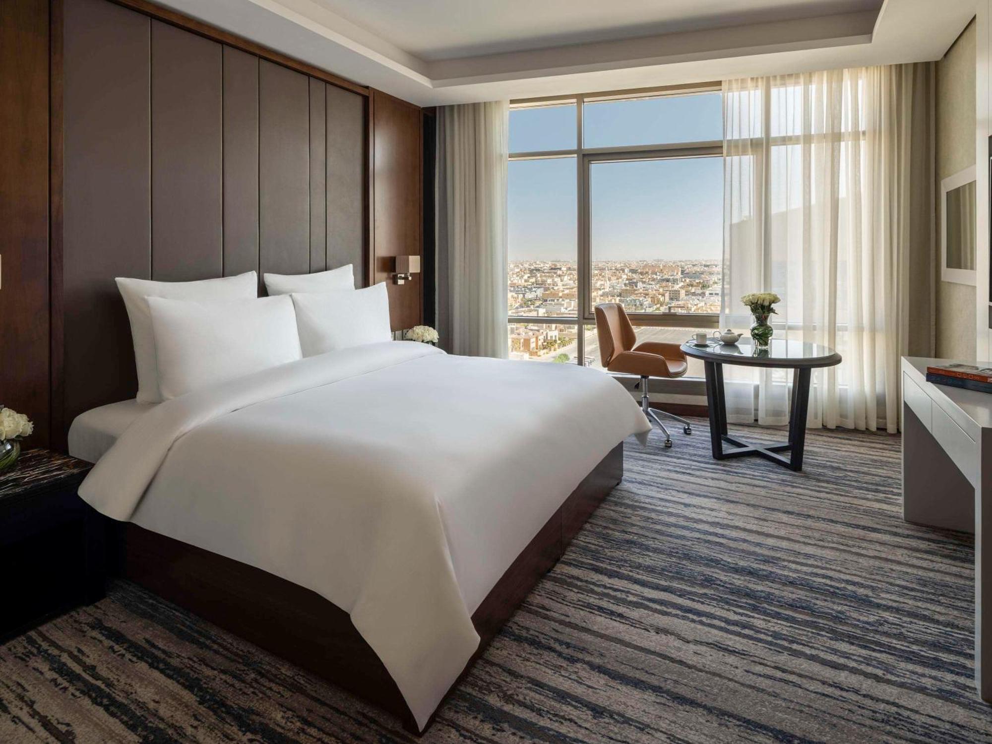 Movenpick Hotel And Residences Riyadh Eksteriør bilde Deluxe King