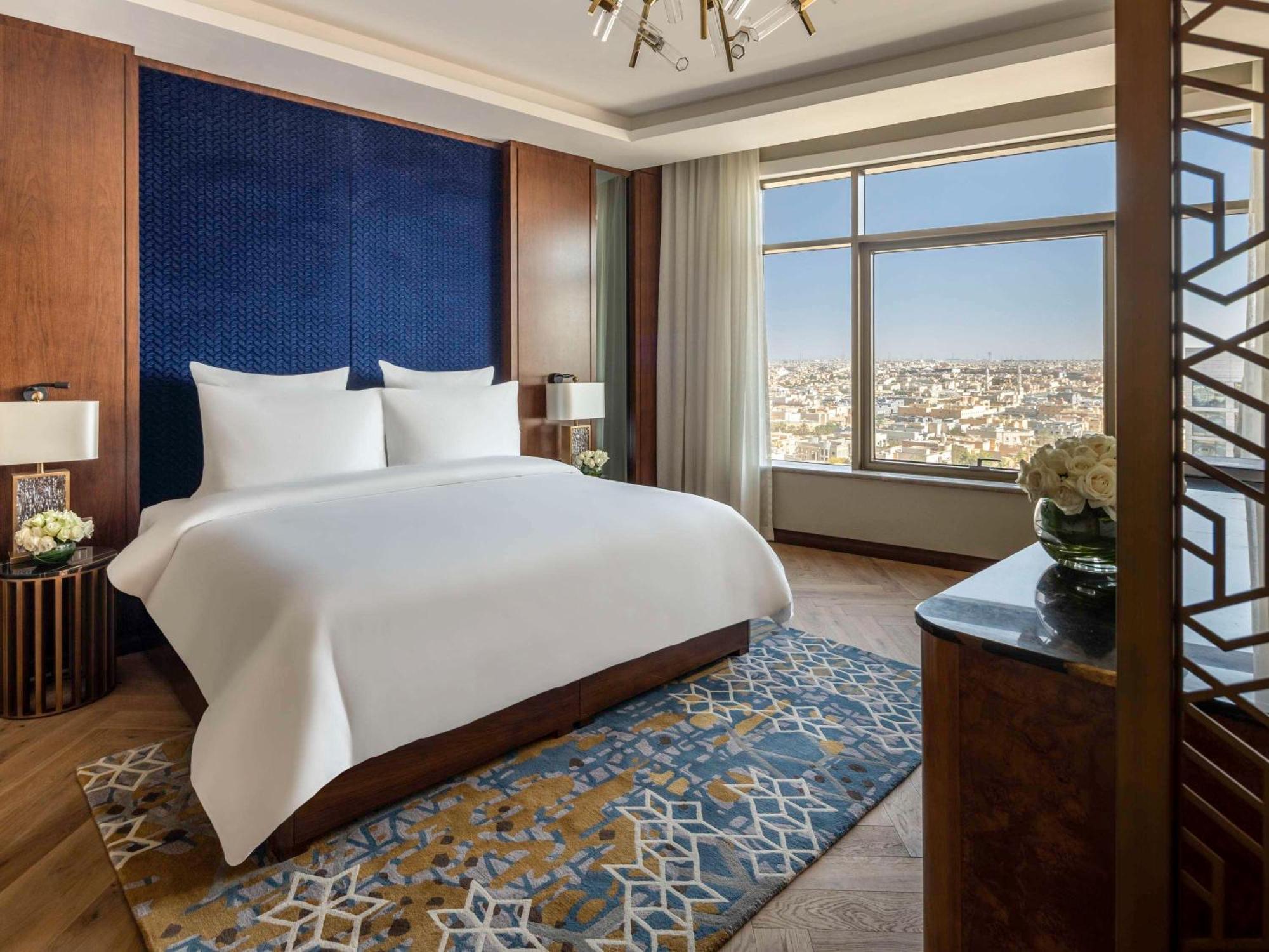 Movenpick Hotel And Residences Riyadh Eksteriør bilde A bedroom at the Ritz-Carlton, Riyadh