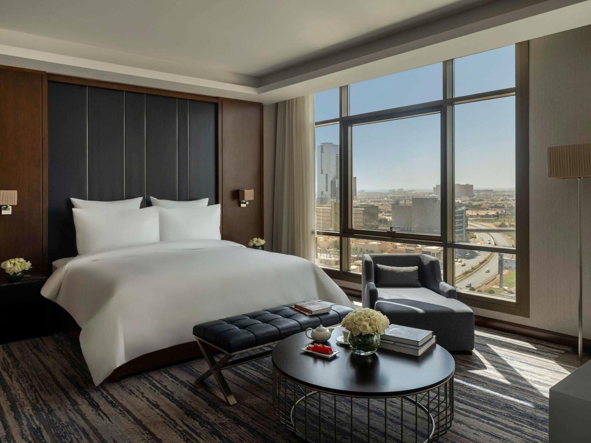 Movenpick Hotel And Residences Riyadh Eksteriør bilde A bedroom at the Ritz-Carlton, Riyadh