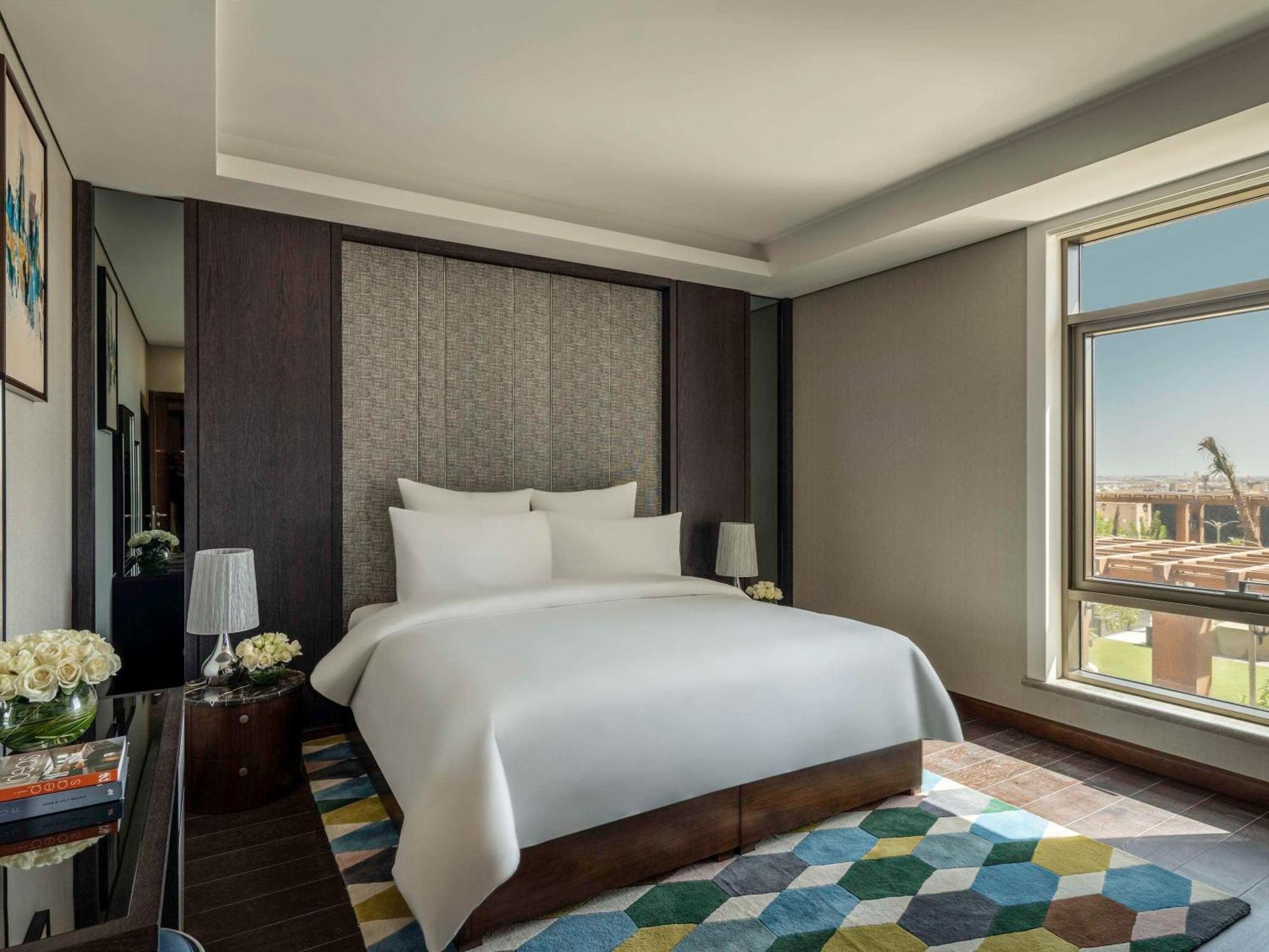 Movenpick Hotel And Residences Riyadh Eksteriør bilde A bedroom at the hotel