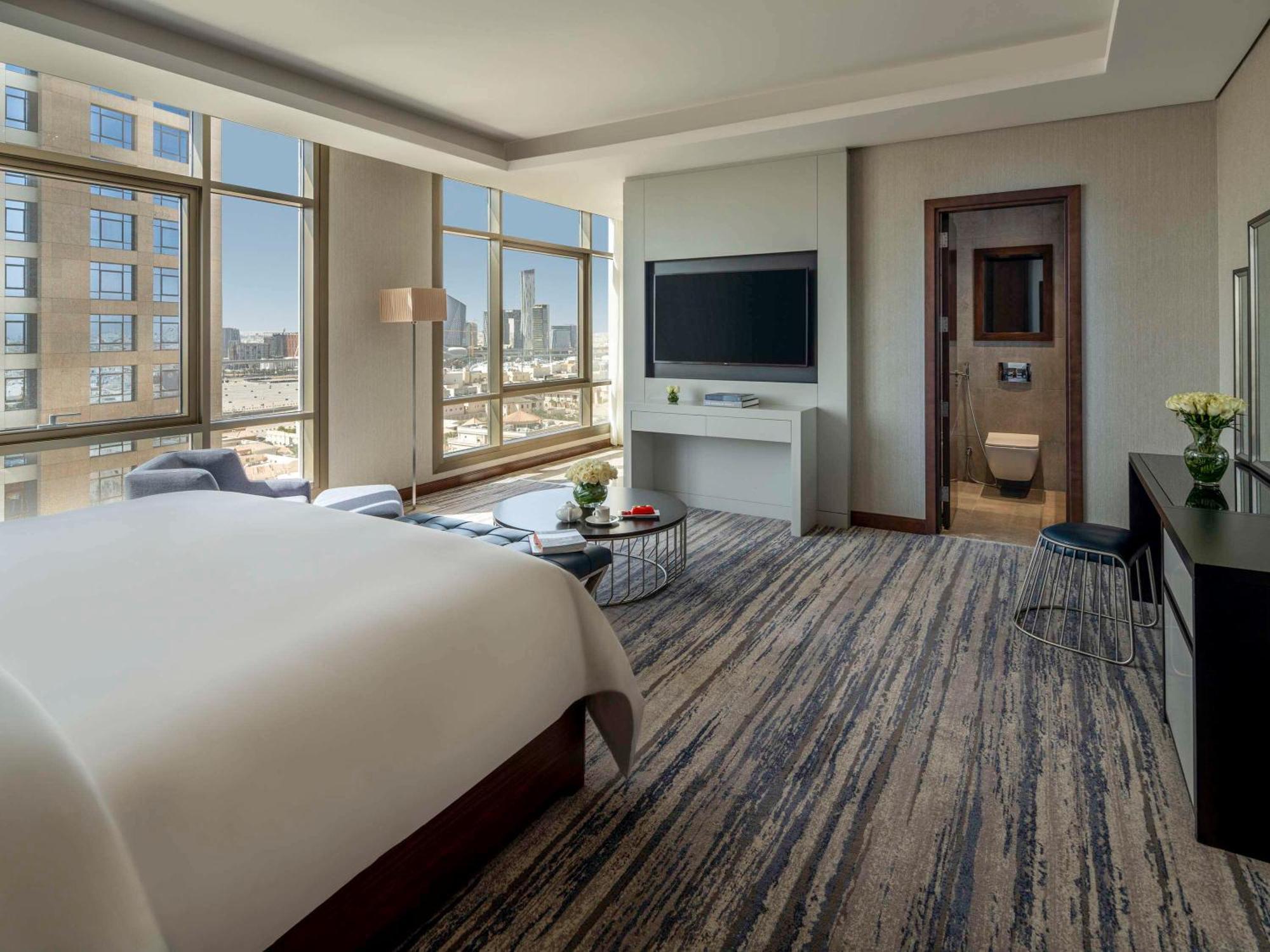 Movenpick Hotel And Residences Riyadh Eksteriør bilde A bedroom at the hotel