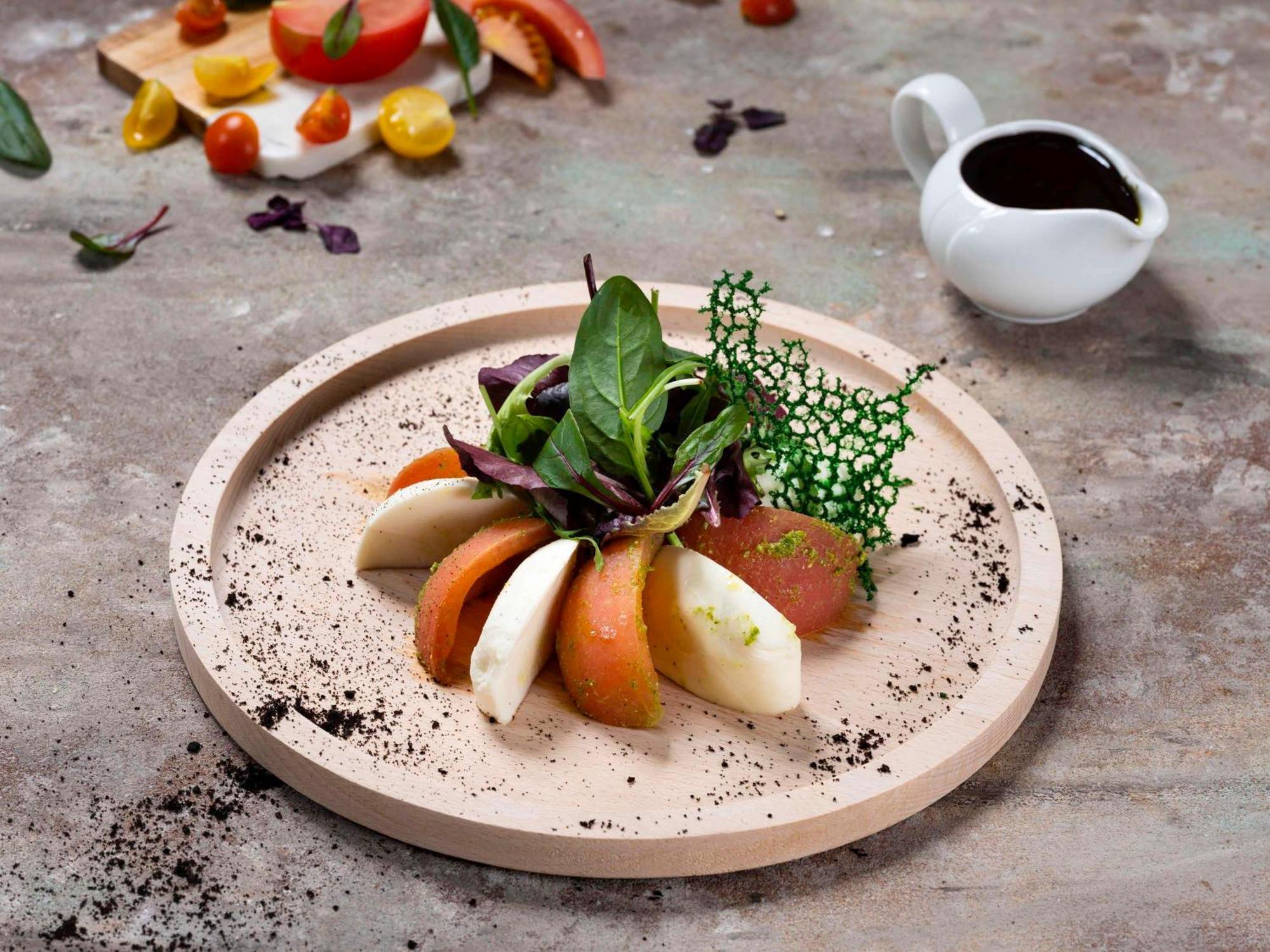 Movenpick Hotel And Residences Riyadh Eksteriør bilde A salad with a balsamic dressing