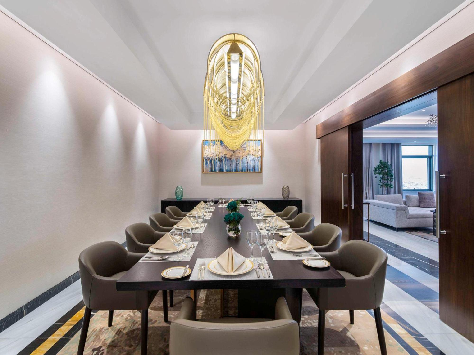 Movenpick Hotel And Residences Riyadh Eksteriør bilde The private dining room at the hotel
