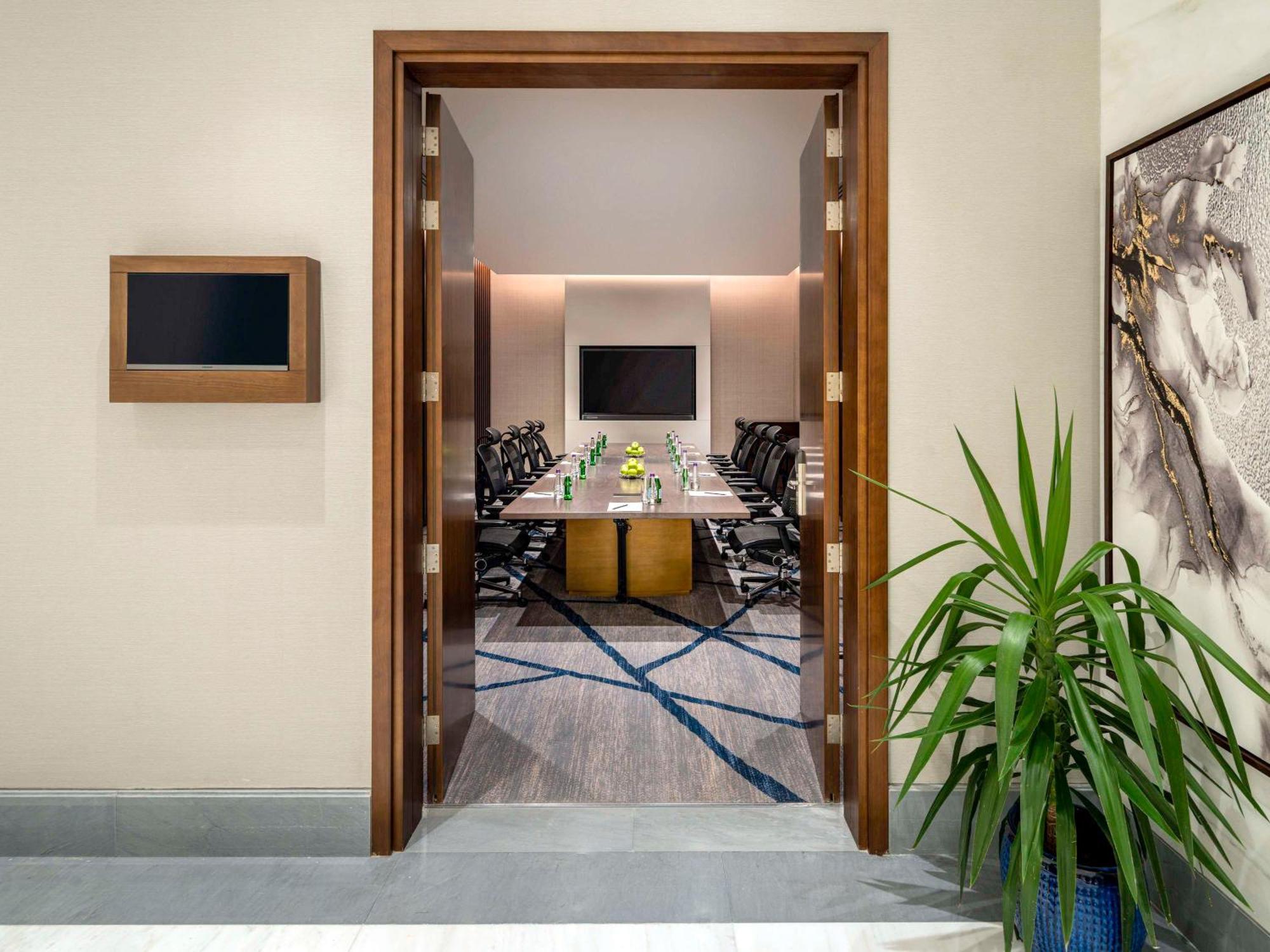 Movenpick Hotel And Residences Riyadh Eksteriør bilde Meeting room at the hotel