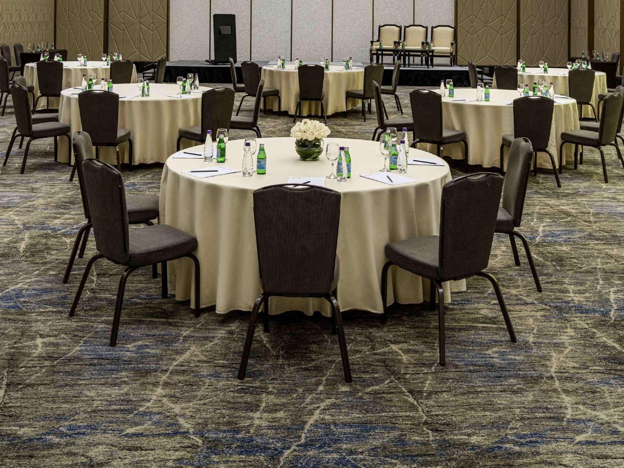 Movenpick Hotel And Residences Riyadh Eksteriør bilde A round table set for a meeting