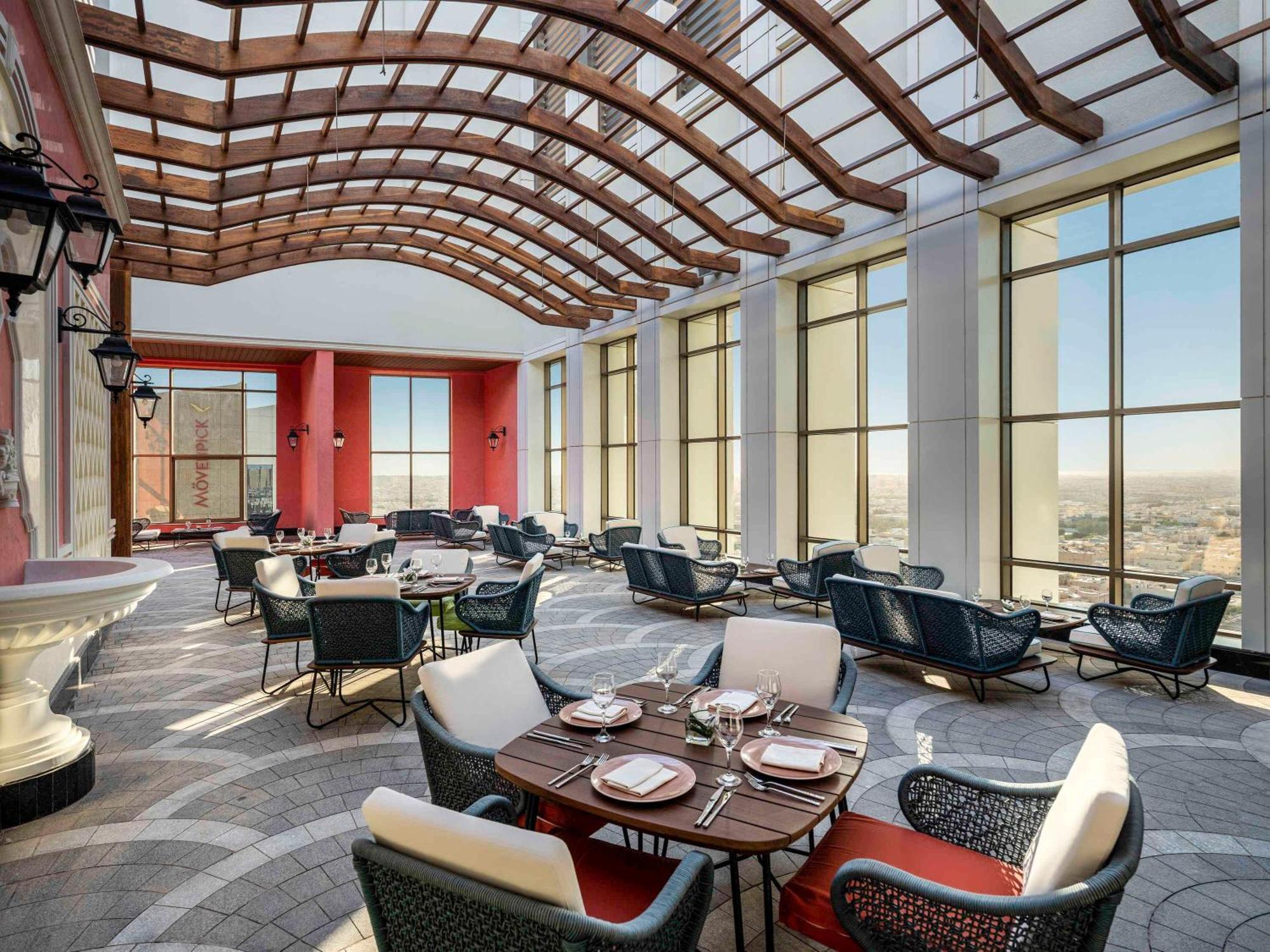 Movenpick Hotel And Residences Riyadh Eksteriør bilde The Terrace