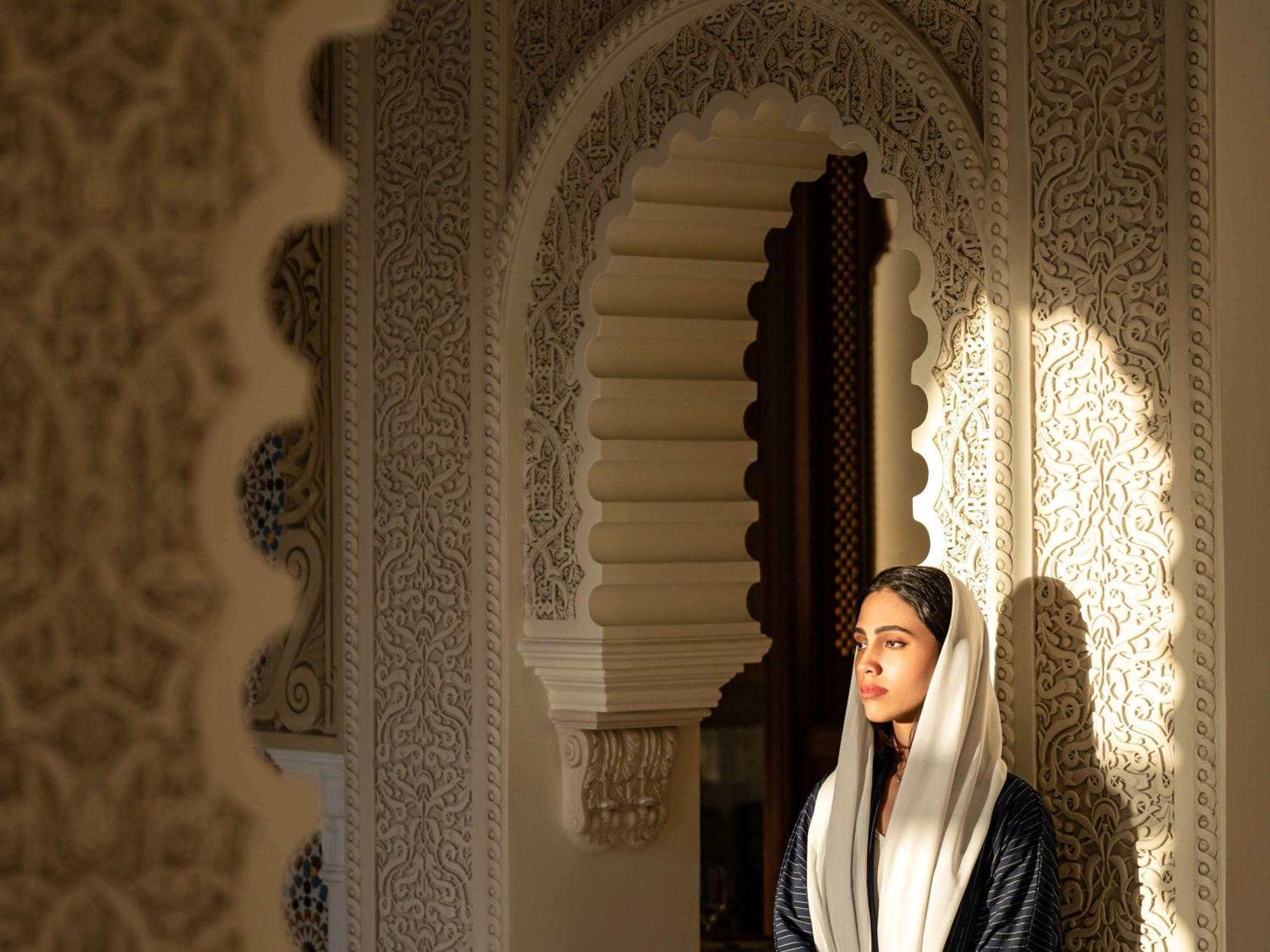 Movenpick Hotel And Residences Riyadh Eksteriør bilde A Moroccan woman in traditional dress