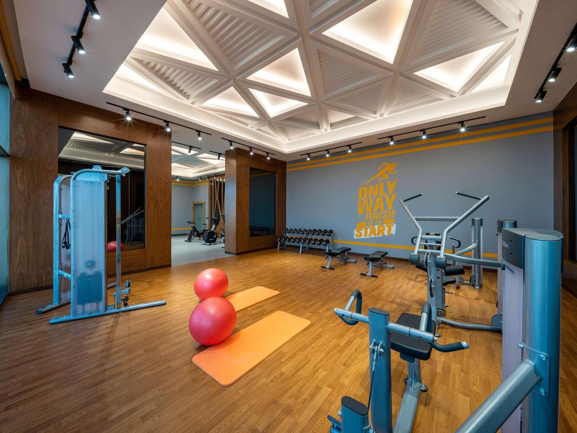 Movenpick Hotel And Residences Riyadh Eksteriør bilde The gym at the hotel