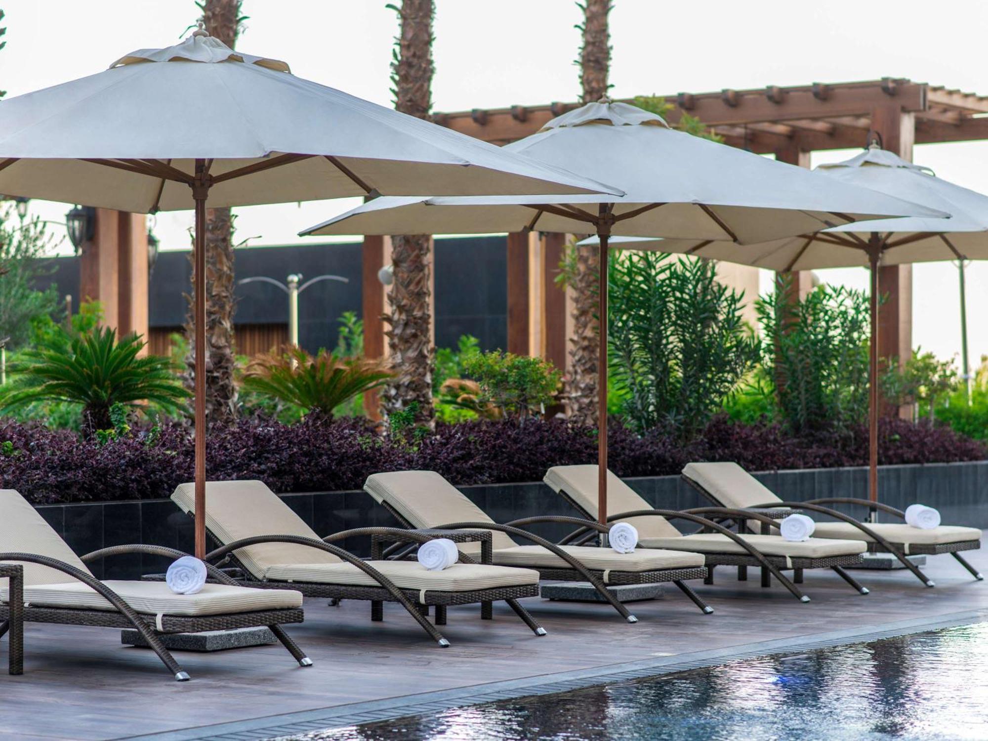 Movenpick Hotel And Residences Riyadh Eksteriør bilde Pool at the hotel