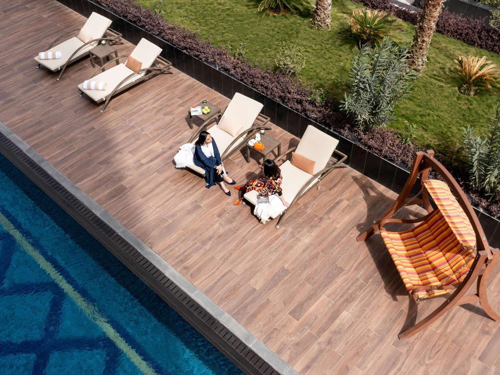 Movenpick Hotel And Residences Riyadh Eksteriør bilde The swimming pool at the hotel
